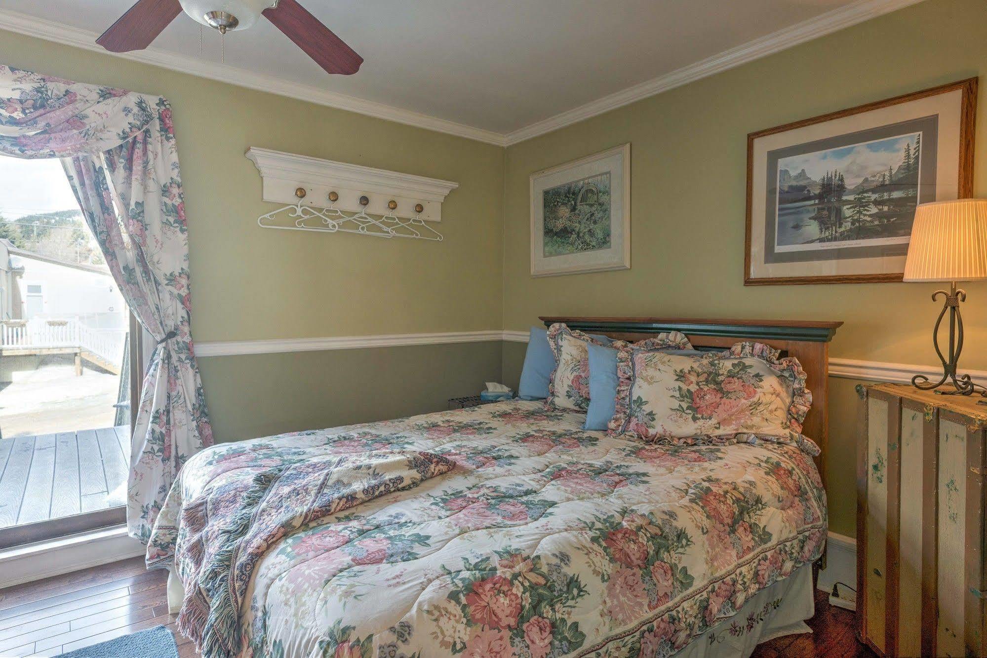 Country Encounters Accommodations Coleman Exterior foto