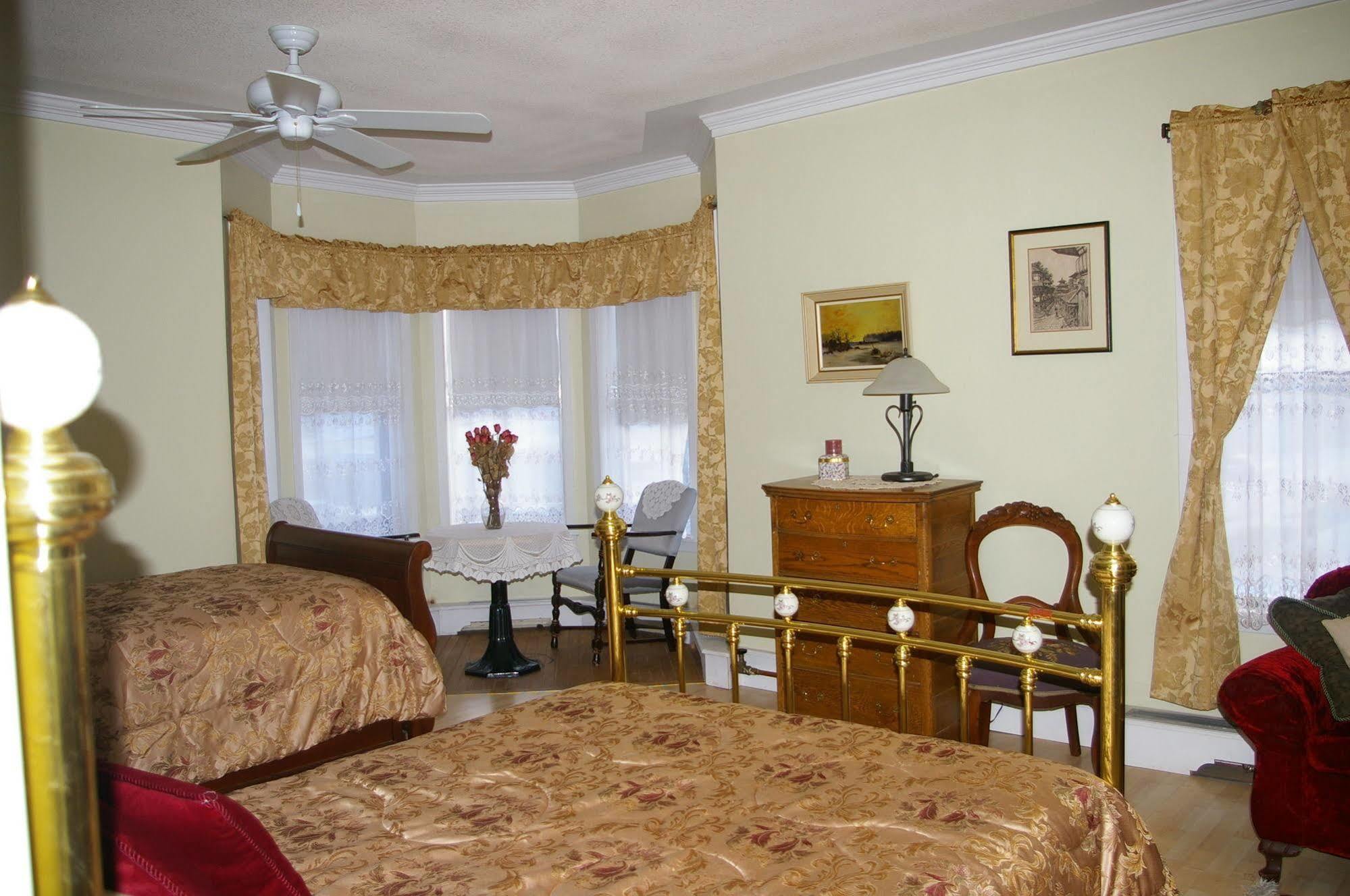 Country Encounters Accommodations Coleman Exterior foto
