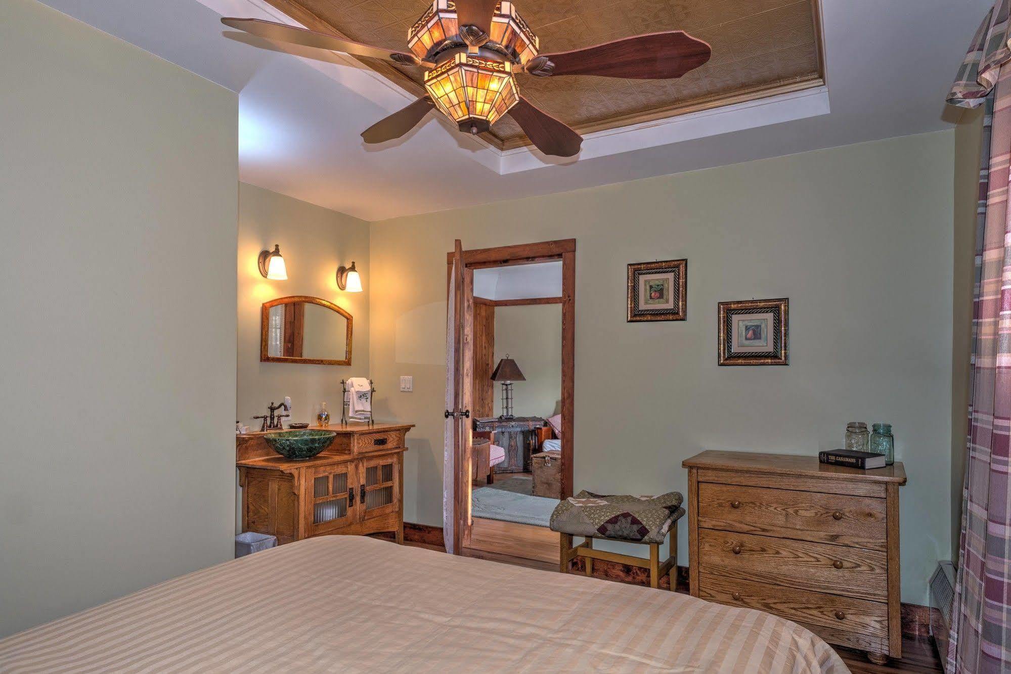 Country Encounters Accommodations Coleman Exterior foto